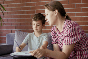 Mama pomaga dziecku w nauce matematyki