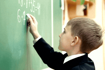 Dziecko rozwiązuje działanie na tablicy
